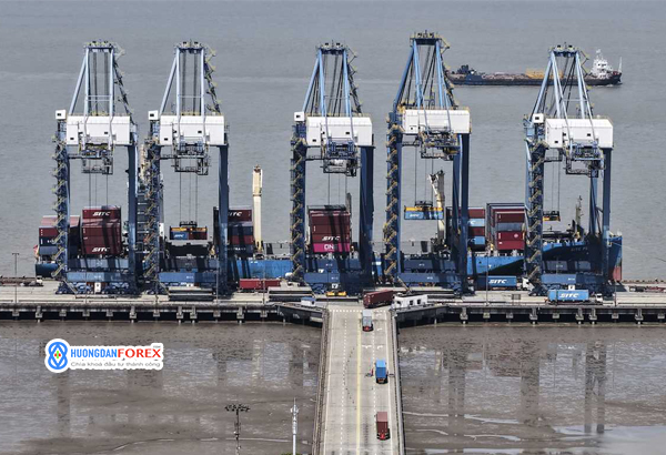 Trung Quốc tung ra một loạt chính sách để hỗ trợ nền kinh tế, lên kế hoạch đàm phán với Hoa Kỳ về thương mại
